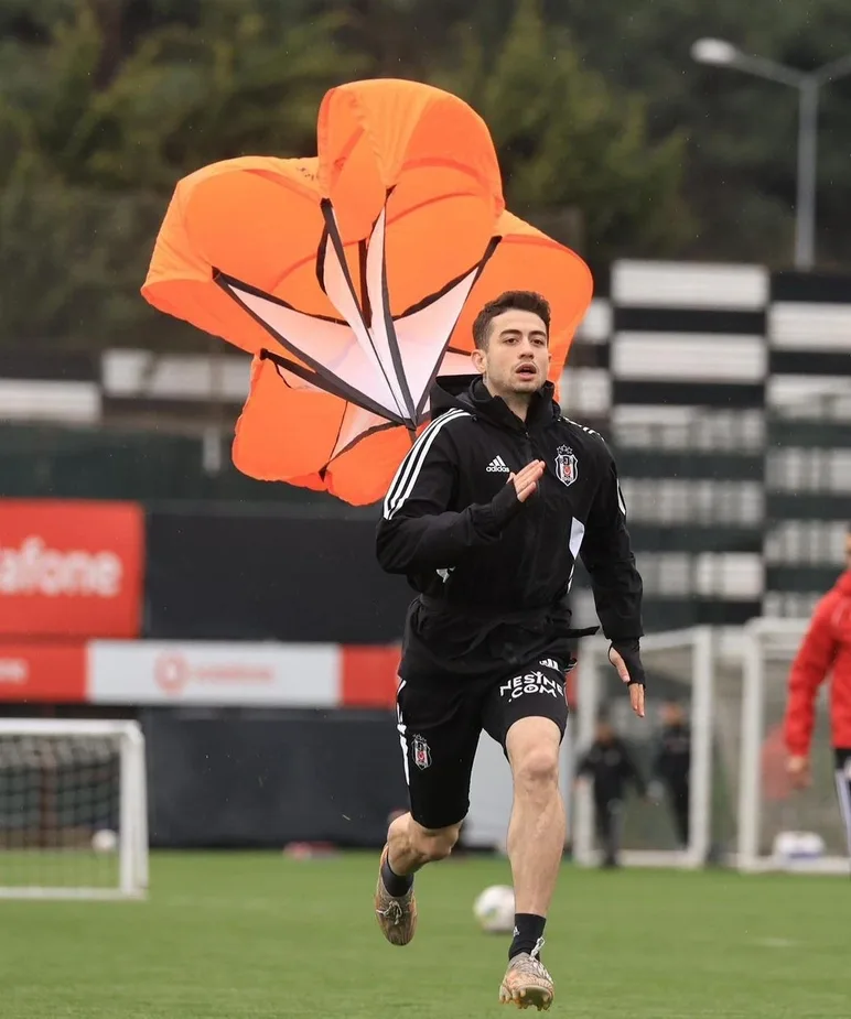 Məşhur aktrisa "Beşiktaş"ın sabiq futbolçusu ilə sevgili oldu