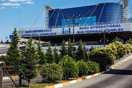 Avtovağzalın qarşısında yol üstündə bıçaqlanma - Həbs edilən var