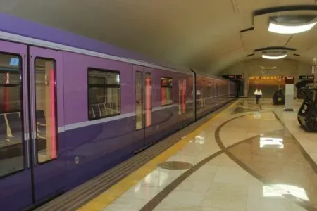 Bakı metrosunda qəribə görüntü - Yorğan-döşəklə... - VİDEO