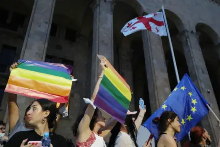 LGBT təbliğatını qadağan edən qanun imzalandı