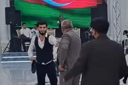 Toyda maraqlı hadisə: - Bəyin ayaqqabısını çıxardıb..