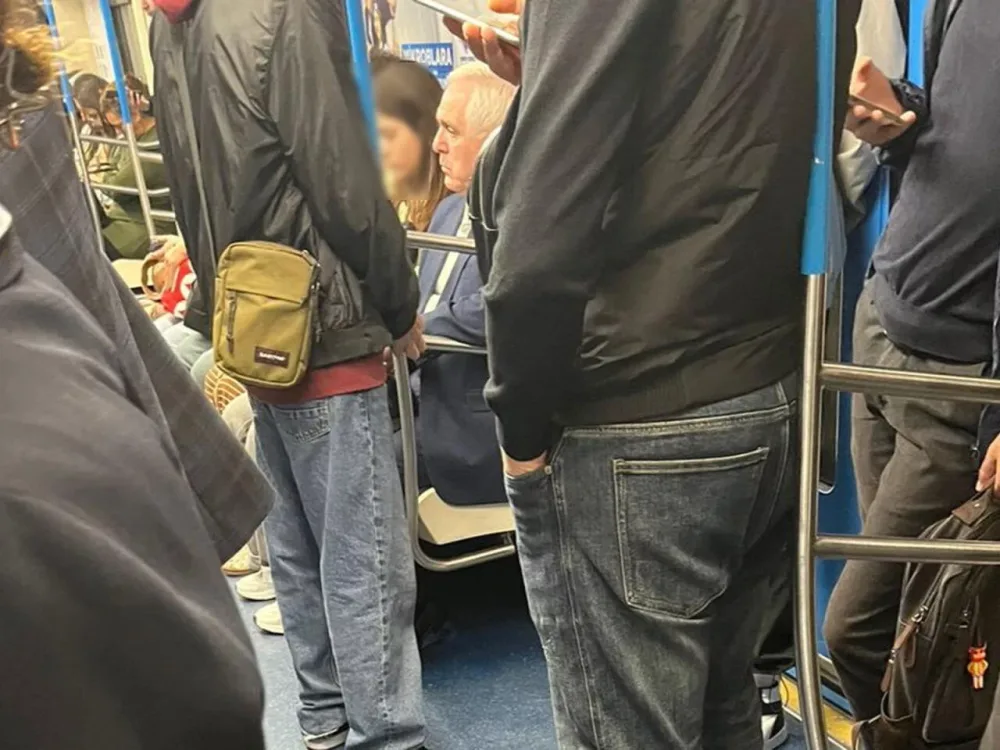 İşdən çıxarılan kanal rəhbəri metroda - FOTO