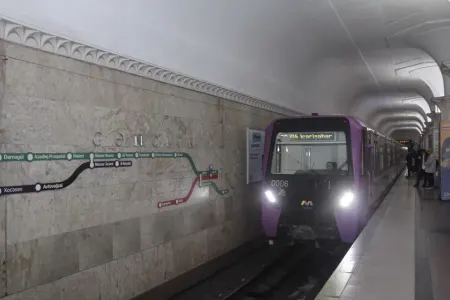 Bakı metrosunda özünü qatarın altına atan oğlanın ayaqlarını kəsdilər