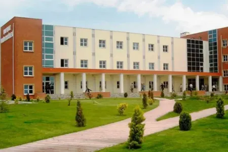 Universitetin həyətində yanğın baş verdi