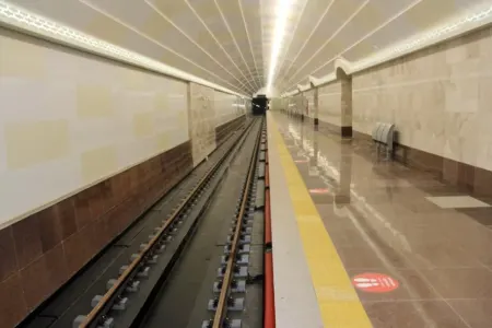 Metroda relslərə əşya atmağa görə cərimə artırılır