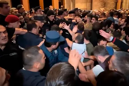 Ermənistanda hakimiyyət əleyhinə aksiya