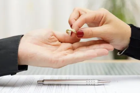 Tanınmış aktyor 13 illik evliliyini 10 dəqiqədə - BİTİRDİ - FOTO