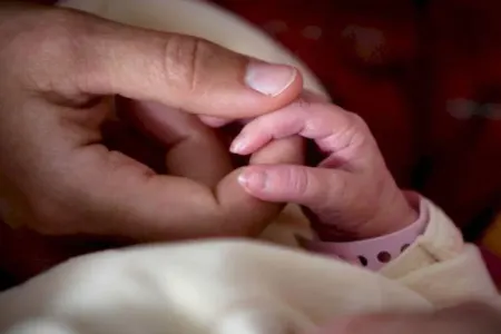 Dörd qızını eyni gündə dünyaya gətirdi, - ancaq uşaqlar dördəm deyil - FOTO