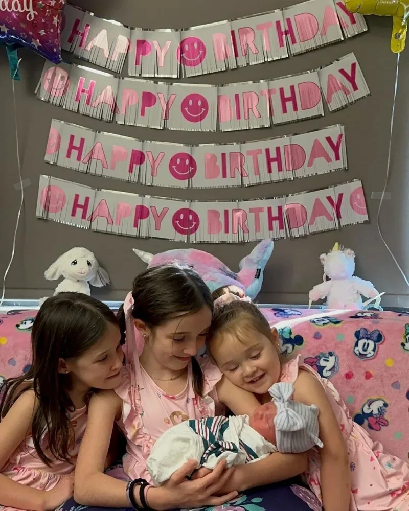 Dörd qızını eyni gündə dünyaya gətirdi, - ancaq uşaqlar dördəm deyil - FOTO