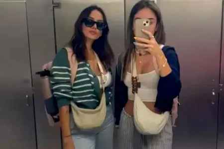 Sinəsi açıq geyimlərinə görə təyyarədən qovuldular - FOTO