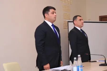 İcra başçısının qəbuluna getdi, özünə xəsarət yetirdi