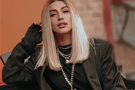 Röya o qədər şəffaf geyindi ki, bütün bədəni göründü + VİDEO