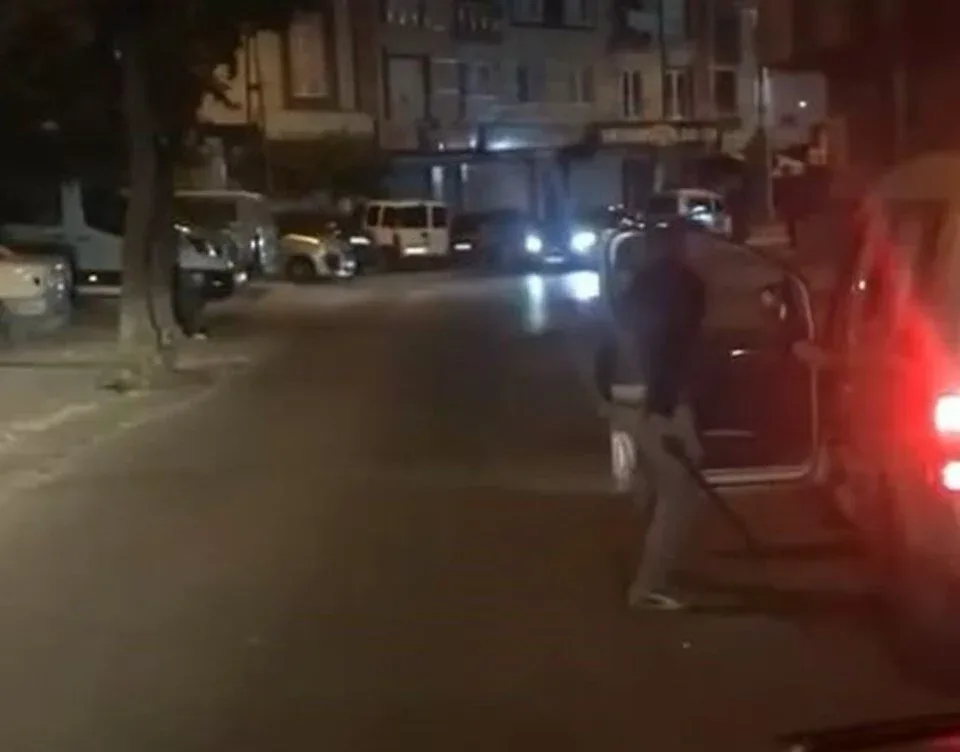 Yolda mübahisə: - Dalaşdığı sürücüyə hücum etdi