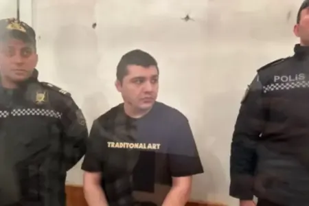 Əhməd sonuncu məhkəmədə geyindiyi köynəklə mesaj verib? - FOTO