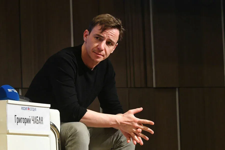 Məşhur aktyor tamaşa zamanı - HUŞUNU İTİRDİ