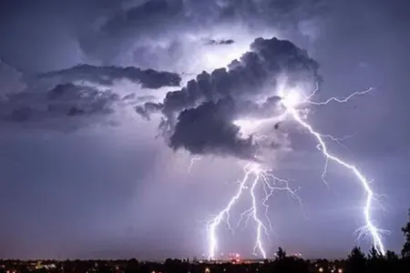 Hava limanına ildırım düşdü - Xəsarət alan var