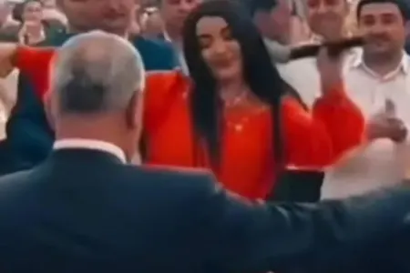 İcra başçısı ilə məşhur müğəninin rəqsi gündəm oldu - VİDEO