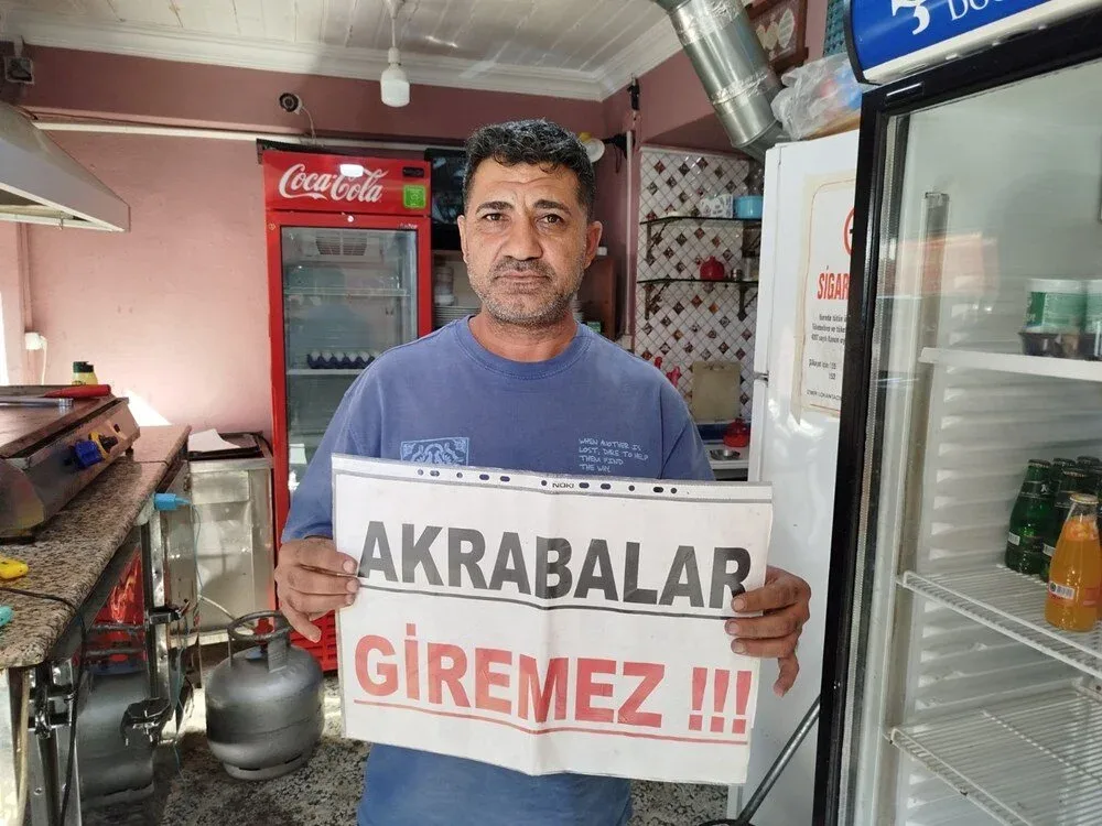 Dükanına “Qohumlar girə bilməz” yazılmış pankart asdı