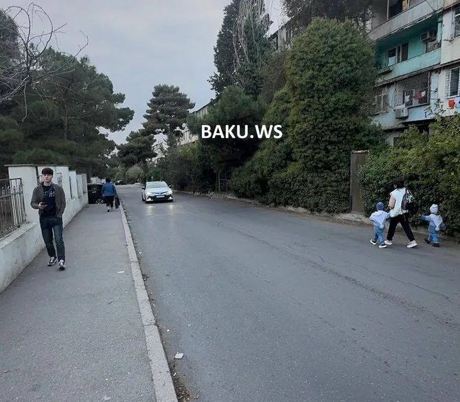 Bakıda bu məktəbin şagirdləri təhlükəli yoldan istifadə edirlər