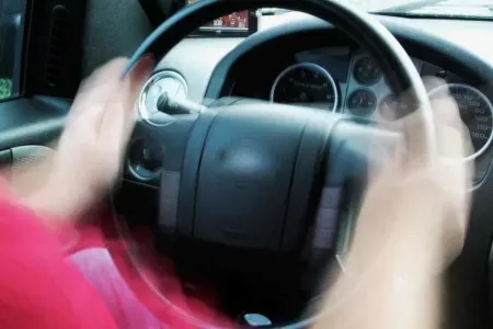 Avtomobili saxlayarkən sükan niyə titrəyir və nə etmək lazımdır?