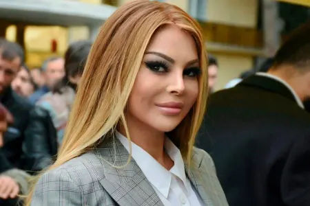 Aygün Kazımova toyda ona yaxınlaşan kişini belə - PƏRT ETDİ - VİDEO