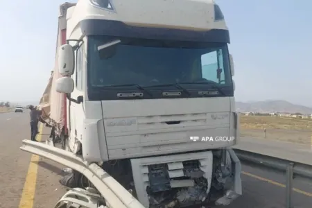 İki yük maşını toqquşdu, ölən var