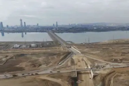 Bakıda su üzərindən yol çəkilir