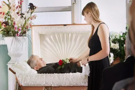 Amerikalılar nə üçün tabutu açıq qoyub, ölən şəxsi makiyaj edirlər