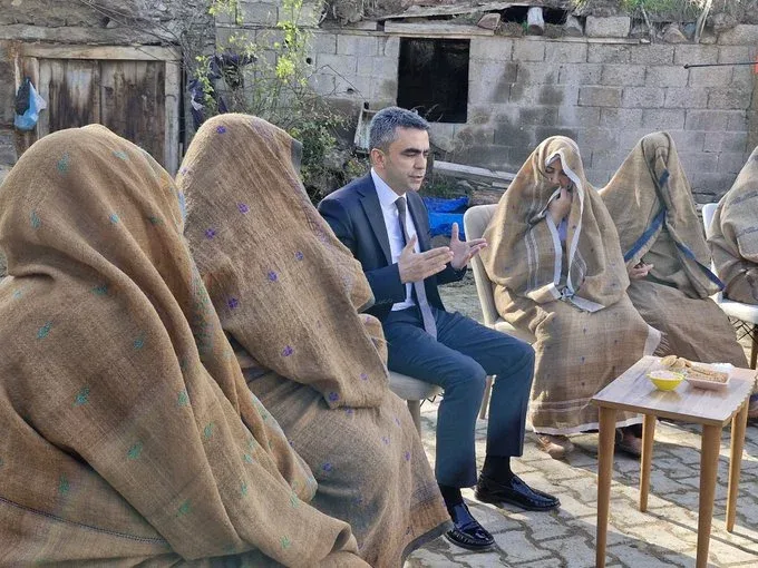 Məmurla görüşə gələn qadınların geyimi Müzakirə Yaratdı - FOTOLAR