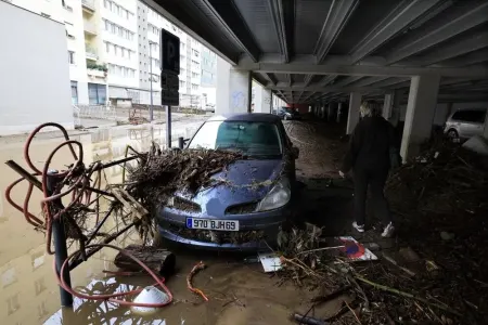 Seldə avtomobillər sürükləndi, küçələr su altında qaldı