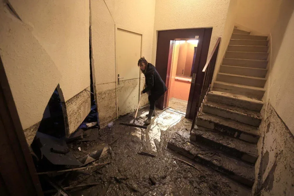 Seldə avtomobillər sürükləndi, küçələr su altında qaldı