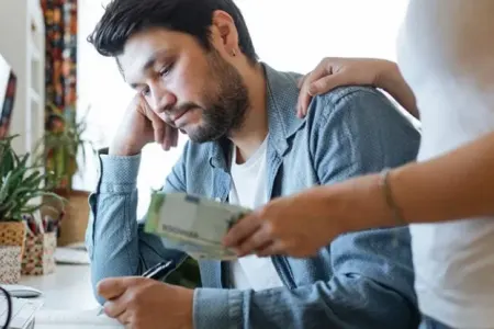 Çox qazanır, hər ay borc istəyir - Səhvləri