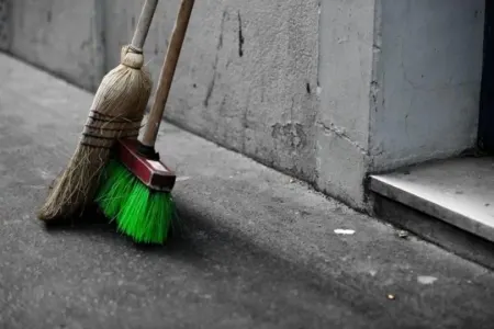 Məşhur müğənnidən etiraf: - "Küçə süpürüb, pilləkənləri silmişəm"