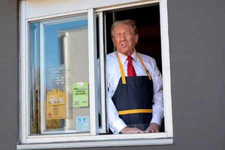 Donald Tramp McDonald’s-da işə başladı - FOTOlar