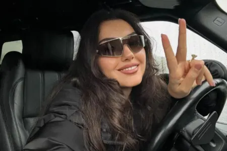 Safurə bahalı avtomobilini nümayiş etdirdi