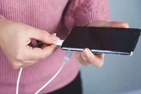 Yatmazdan əvvəl smartfonu şarj edənlərə - XƏBƏRDARLIQ