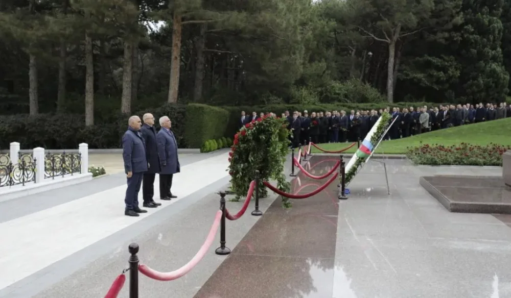 Energetiklər Ulu Öndərin məzarını və Şəhidlər xiyabanını ziyarət ediblər