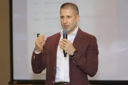 Çingiz Mehdiyev məhkəməyə əsa ilə gəldi (FOTO)