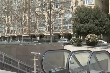 Bakıda yeraltı keçiddə təhlükə: Divar deşildi, su fontan vurdu