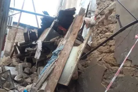 SON DƏQİQƏ: Güclü yağış nəticəsində Bakıda "Sovetski"də ev uçdu - VİDEO
