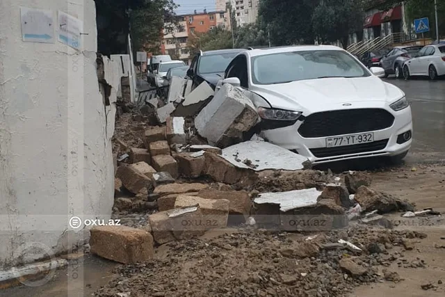 Nizami rayonunda divar avtomobilin üzərinə aşdı