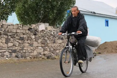 Velosipedlə 40 ilə 80 ölkə gəzdi