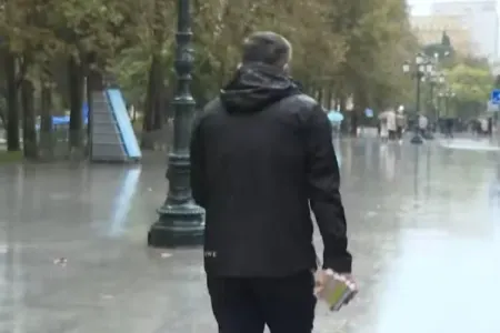 Azərbaycanlı müğənni küçədə “salfet” SATDI - – VİDEO