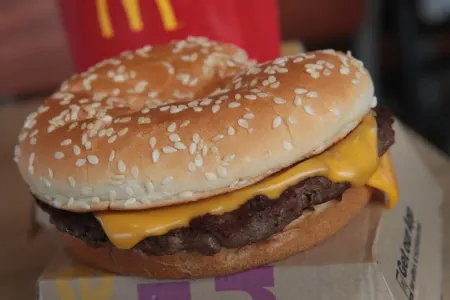 “McDonald's”da zəhərlənmə olub, ölən var