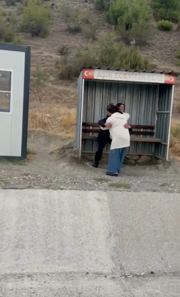 24 ildir ki, dayanacaqda sevdiyi qadını gözləyir - FOTO