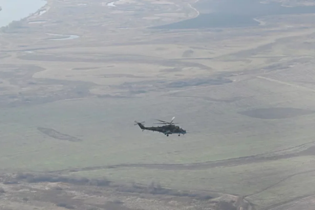 Prezidentin təyyarəsini hərbi helikopterlər müşayiət etdi - Video