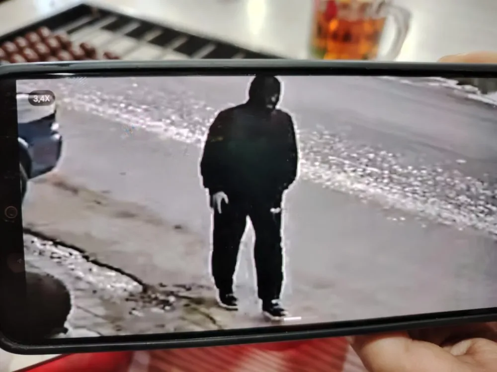 Bakıda maskalı şəxs məktəblini oğurlamaq istədi - GÖRÜNTÜ