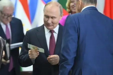 Dollara alternativ yaradılır - İlk nümunəsi Putinə verildi - FOTO