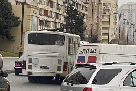 Avtobus sürücüsü qapını açmadı, əlil sərnişini vurdu