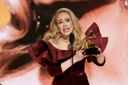 Məşhur müğənni qismən kar olduğunu - açıqladı